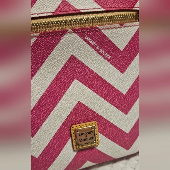 NWT Dooney & Bourke Small Zip Crossbody- Chevron Fuchsia/White - Picture 7 of 12